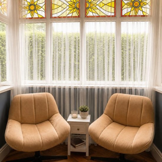 two chairs window wow 800px